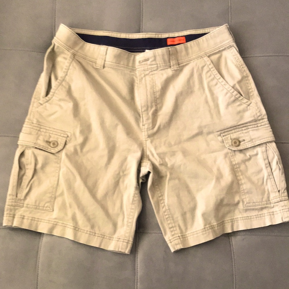 Mens size 38 khaki cargo shorts. St. John’s Bay comfort stretch.
